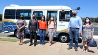 Rede socioassistencial do Distrito Federal recebe quatro micro-ônibus através do MOB-SUAS