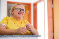 Regra de Proteção: beneficiária assina a carteira e conquista o primeiro imóvel