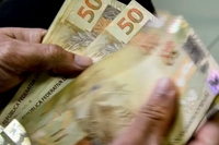 Renda domiciliar per capita no Brasil aumenta e atinge R$ 2.069 em 2024, revela IBGE