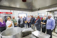 Representantes do Haiti, República Dominicana e Cabo Verde visitam unidade do CRAS e restaurante comunitário