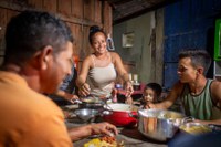 Sistemas pluviais multiuso levam água potável e saúde para comunidades da Amazônia