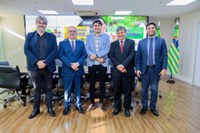 Wellington Dias e professor da UFDPar debatem a aplicação de tecnologias no combate à pobreza