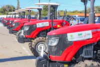 Entrega de equipamentos agrícolas busca modernizar produção e melhorar renda de famílias no Piauí