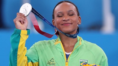 Rebeca com a prata conquistada na prova do individual geral. Foto: Ricardo Bufolin/CBG