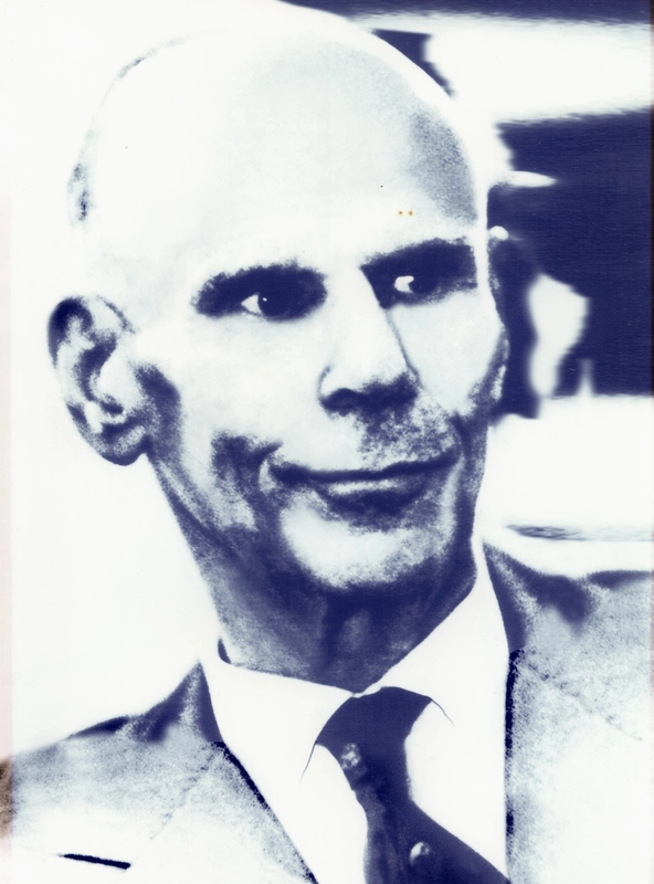 Foto em preto e branco de Francisco Luis da Silva Campos, homem de óculos e terno escuro