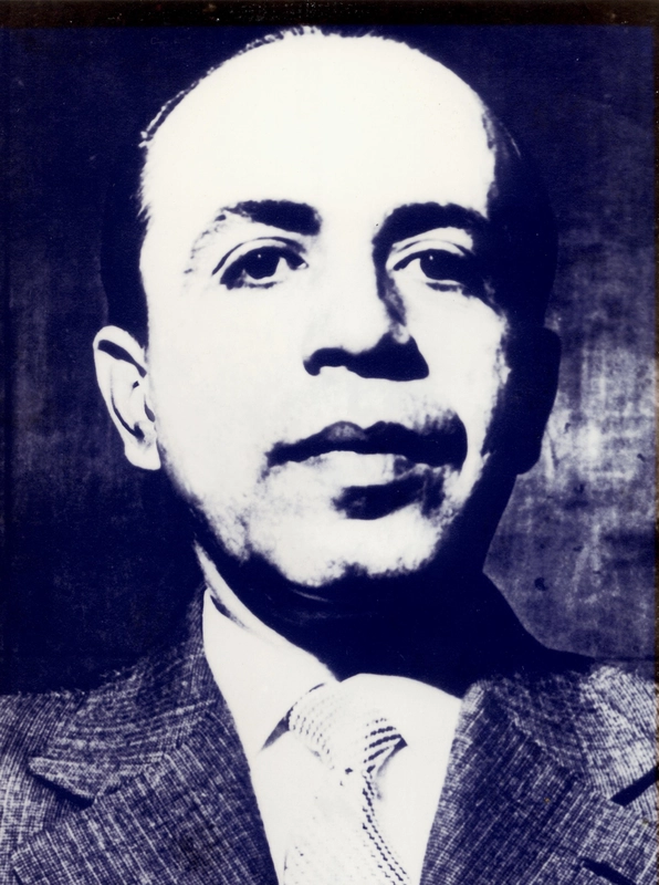 Foto em preto e branco de Francisco Luis da Silva Campos, homem de óculos e terno escuro