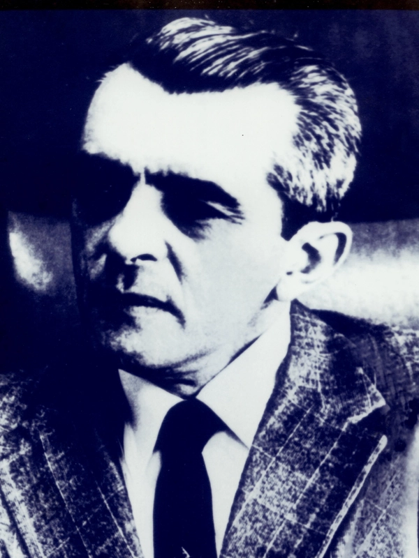 Foto em preto e branco de Francisco Luis da Silva Campos, homem de óculos e terno escuro