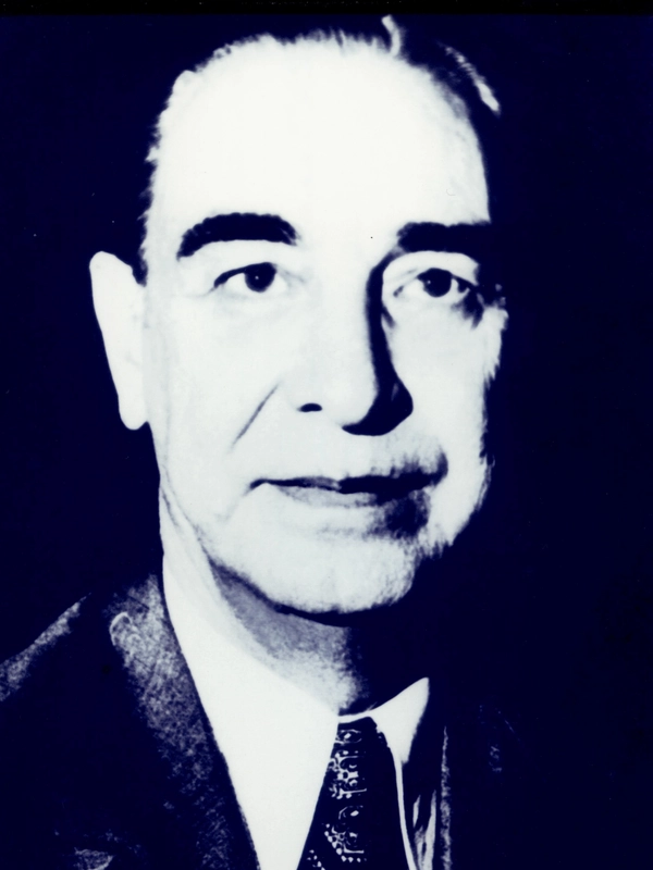 Foto em preto e branco de Francisco Luis da Silva Campos, homem de óculos e terno escuro