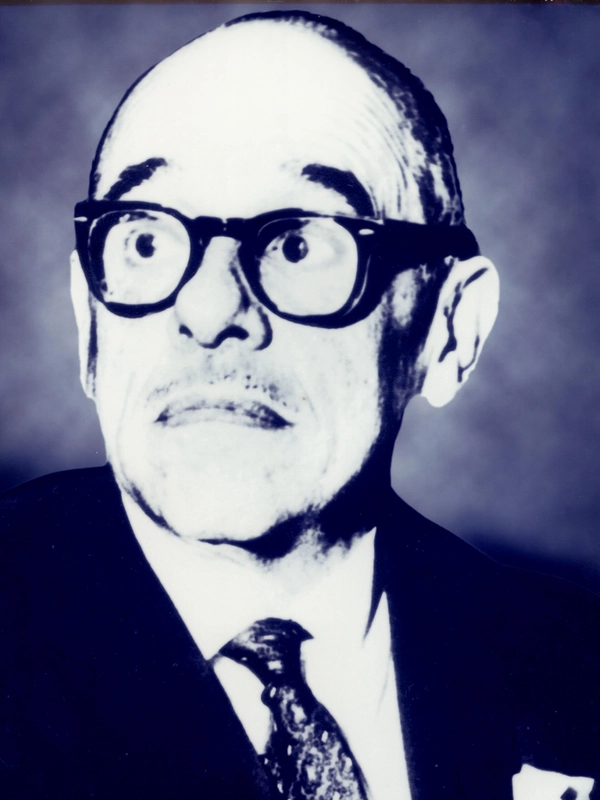 Foto em preto e branco de Francisco Luis da Silva Campos, homem de óculos e terno escuro