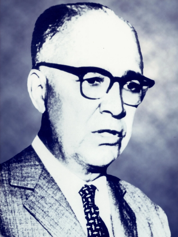 Foto em preto e branco de Francisco Luis da Silva Campos, homem de óculos e terno escuro