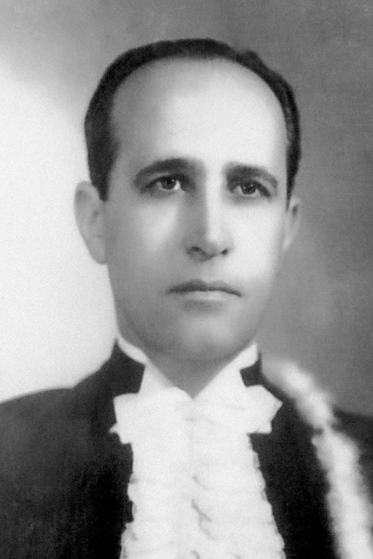 Foto em preto e branco de Francisco Luis da Silva Campos, homem de óculos e terno escuro