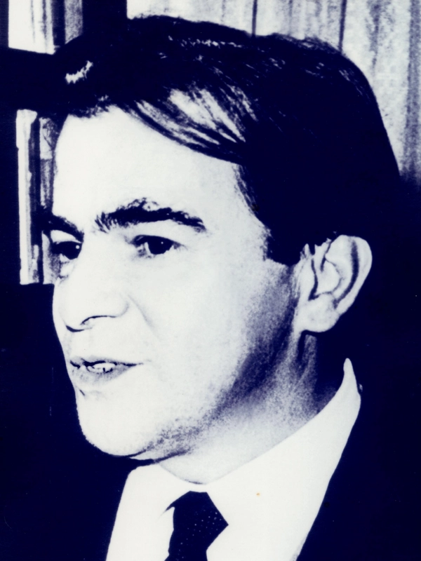 Foto em preto e branco de Francisco Luis da Silva Campos, homem de óculos e terno escuro