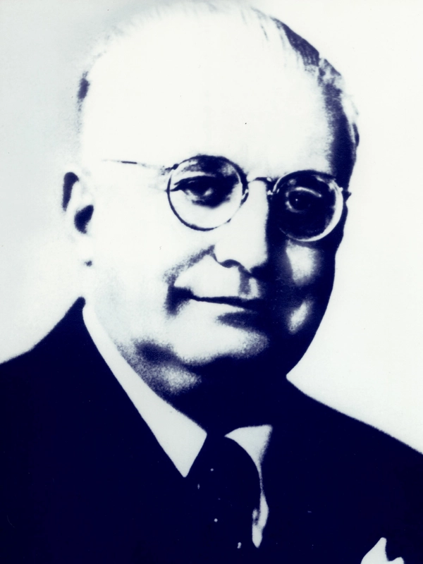 Foto em preto e branco de Francisco Luis da Silva Campos, homem de óculos e terno escuro