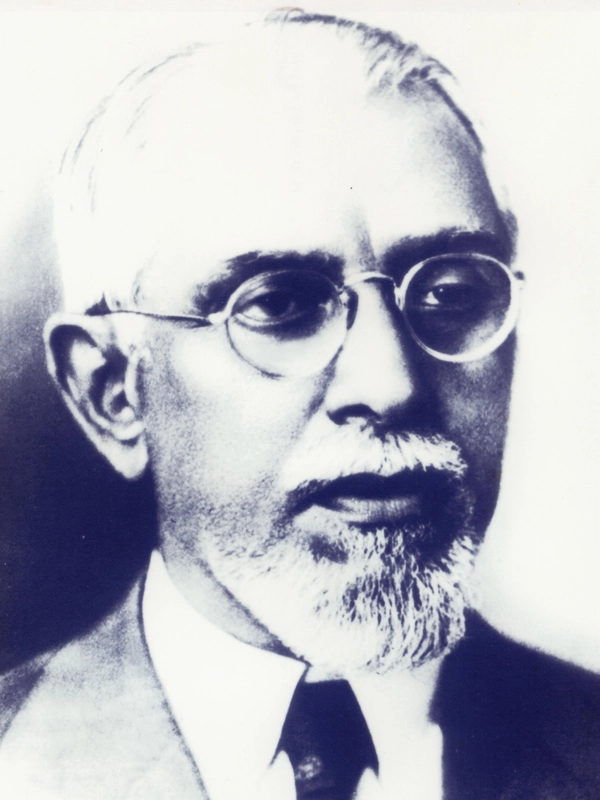 Foto em preto e branco de Francisco Luis da Silva Campos, homem de óculos e terno escuro