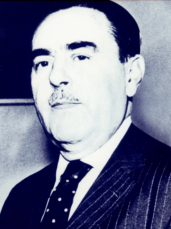 Foto em preto e branco de Francisco Luis da Silva Campos, homem de óculos e terno escuro