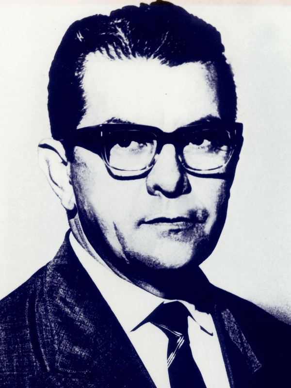 Foto em preto e branco de Francisco Luis da Silva Campos, homem de óculos e terno escuro