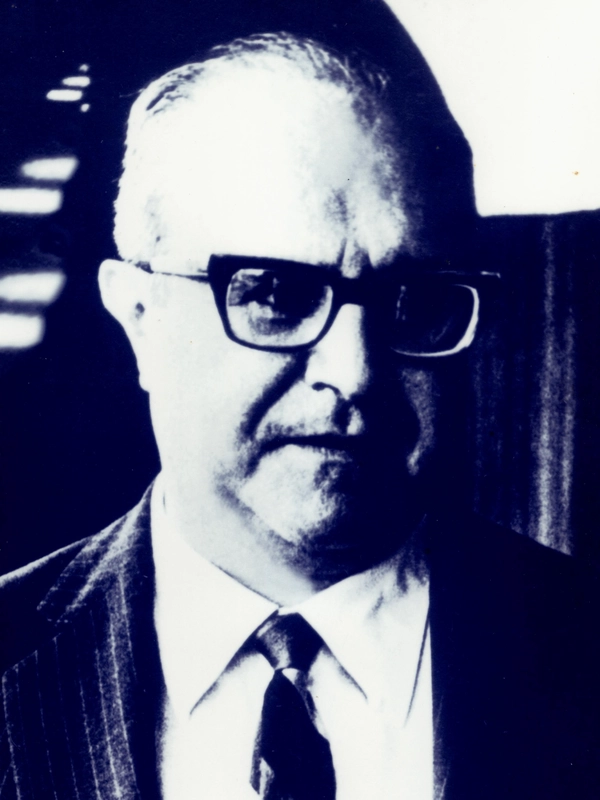 Foto em preto e branco de Francisco Luis da Silva Campos, homem de óculos e terno escuro