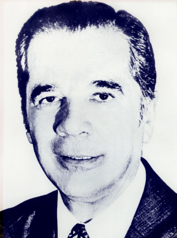 Foto em preto e branco de Francisco Luis da Silva Campos, homem de óculos e terno escuro