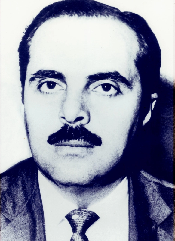 Foto em preto e branco de Francisco Luis da Silva Campos, homem de óculos e terno escuro