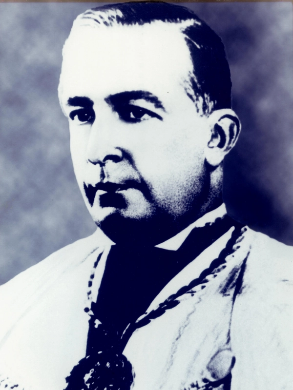 Foto em preto e branco de Francisco Luis da Silva Campos, homem de óculos e terno escuro