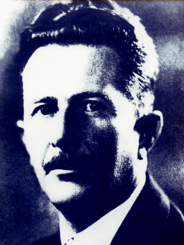 Foto em preto e branco de Francisco Luis da Silva Campos, homem de óculos e terno escuro