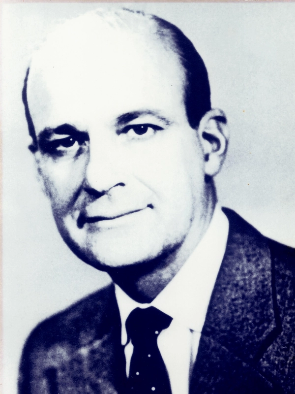 Foto em preto e branco de Francisco Luis da Silva Campos, homem de óculos e terno escuro