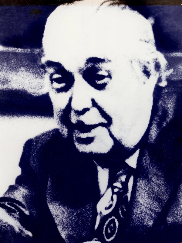 Foto em preto e branco de Francisco Luis da Silva Campos, homem de óculos e terno escuro