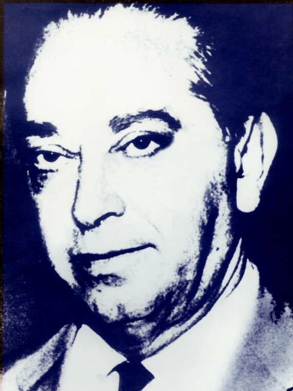 Foto em preto e branco de Francisco Luis da Silva Campos, homem de óculos e terno escuro