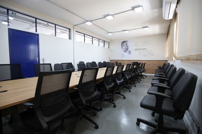 Capacidade para 25 pessoas, formato reunião, Tela interativa