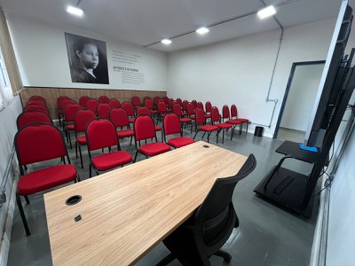Formato auditório, 40 cadeiras,1 mesa de apoio para palestrante/professor, Tela interativa.