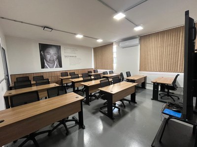 Capacidade para 20 pessoas, formato escolar, Tela interativa