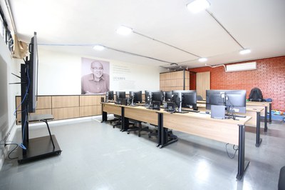 Laboratório com 20 computadores, Tela interativa
