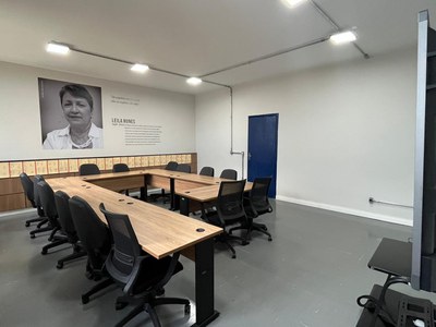 Capacidade para 14 pessoas, formato U, Tela interativa