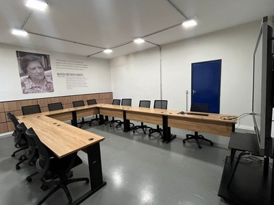 Capacidade para 13 pessoas, formato U, tela interativa