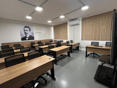 Capacidade para 20 pessoas, Tela interativa