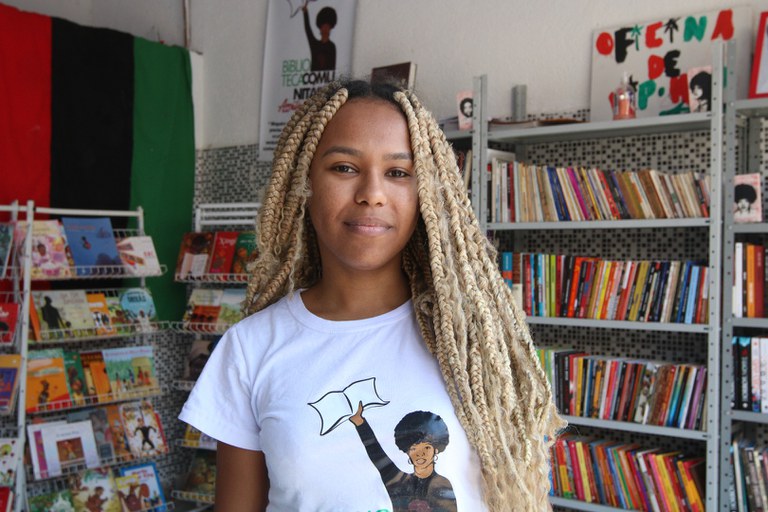 jovem em biblioteca - Rovena Rosa Agência Brasil.jpg