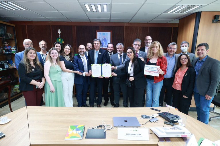 MEC firma ACT para construção do HU-Unipampa