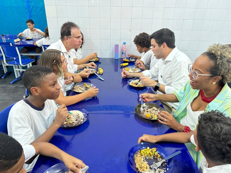 Camilo almoça com estudantes.jpg