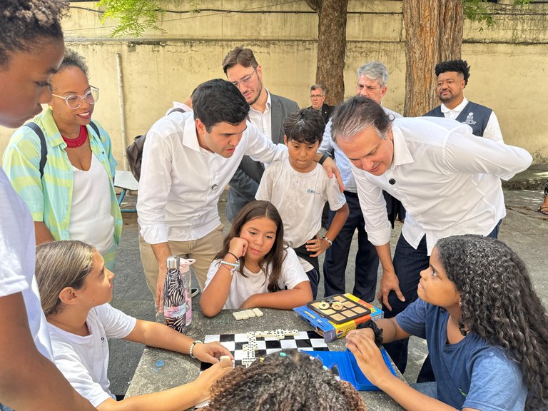 Camilo e Estudantes.jpg