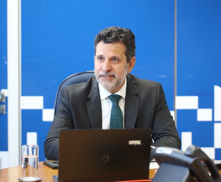 Leonardo Barchini assume Ministério da Educação