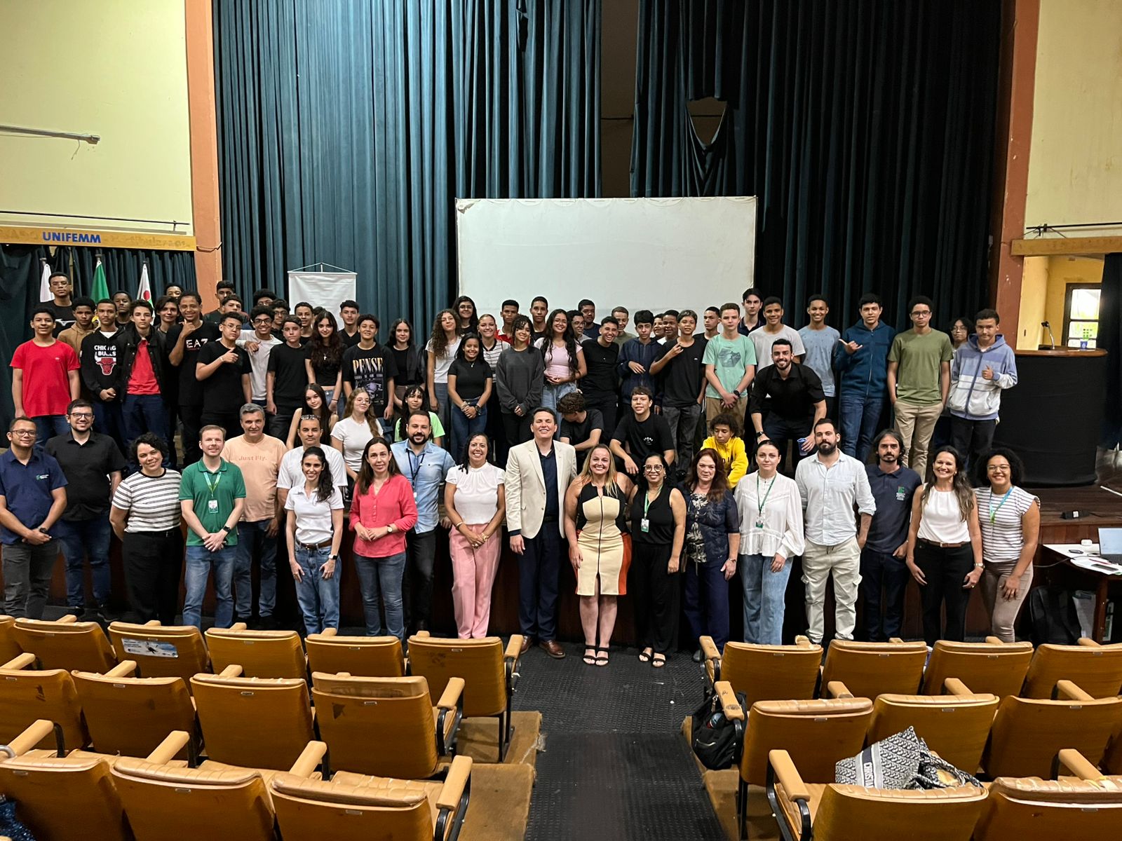 Estudantes, professores e gestores reunidos em auditório de instituição federal de ensino, representando a ampliação do ensino médio integrado nos institutos federais.