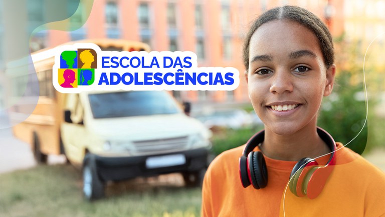 Estudante adolescente com fones de ouvido ao lado do logotipo Escola das Adolescências, iniciativa educacional voltada ao desenvolvimento e à aprendizagem na educação básica.