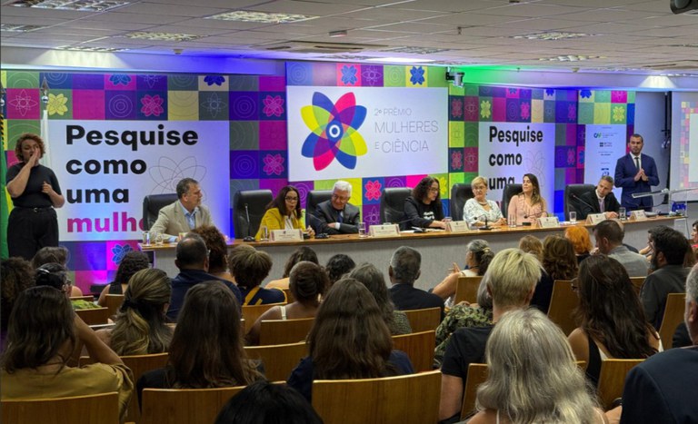 Cerimônia do Prêmio Mulheres e Ciência com pesquisadoras, autoridades e público em auditório, iniciativa que reconhece a participação feminina na pesquisa científica no Brasil.
