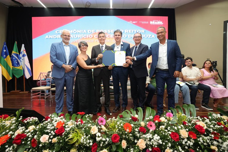 MEC empossa novo reitor da UFS