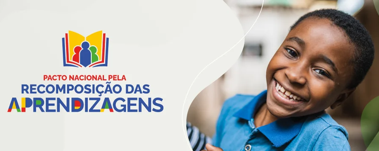 Estudante sorrindo ao lado do logotipo do Pacto Nacional pela Recomposição das Aprendizagens, iniciativa do MEC para apoiar a recuperação da aprendizagem na educação básica.