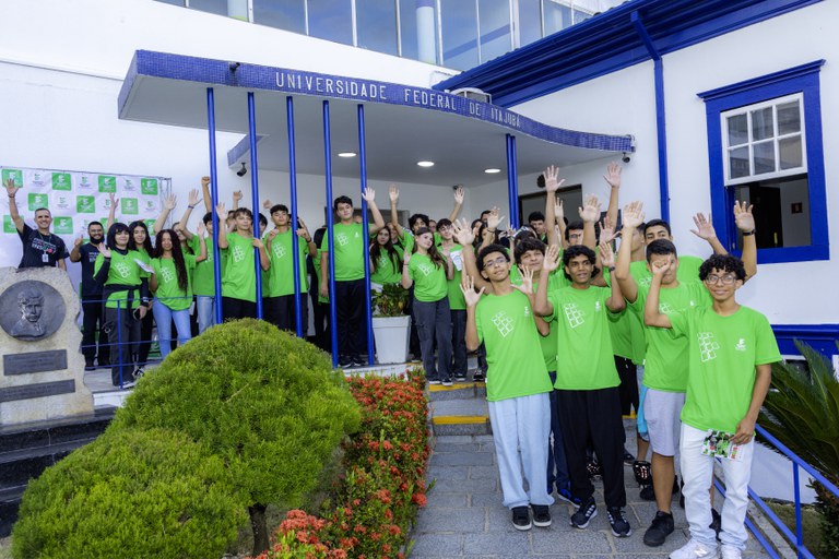 Estudantes reunidos na entrada de instituição federal de ensino, representando a ampliação da oferta de ensino médio integrado nos institutos federais no Brasil.