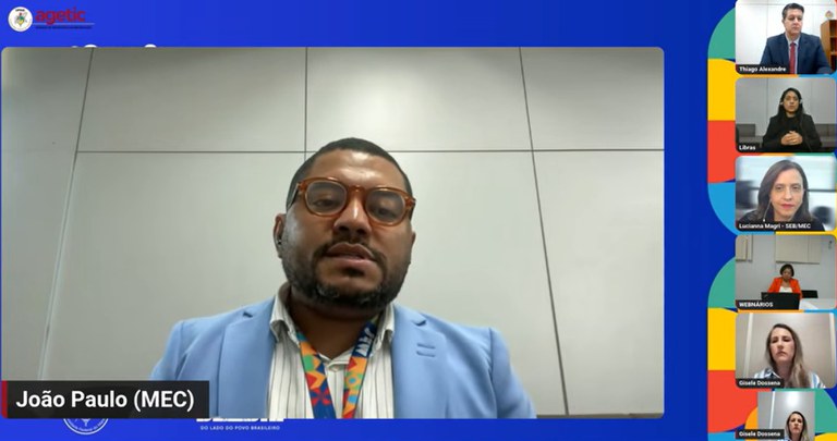 Especialista do MEC participa de webinário sobre interpretação de avaliações de aprendizagem, com participação de convidados e intérprete de Libras em transmissão online.