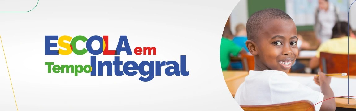 imagem com logomarca escola em tempo integral e imagem de garoto negro em sala de aula