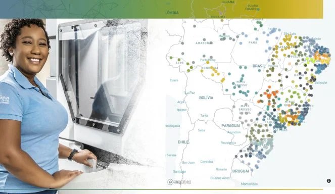 Imagem do mapa do Brasil, com uma aluna de escola técnica observando o mapa das escolas técnicas.