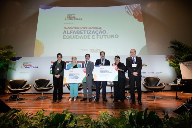Encontro internacional debate compromisso com a alfabetização